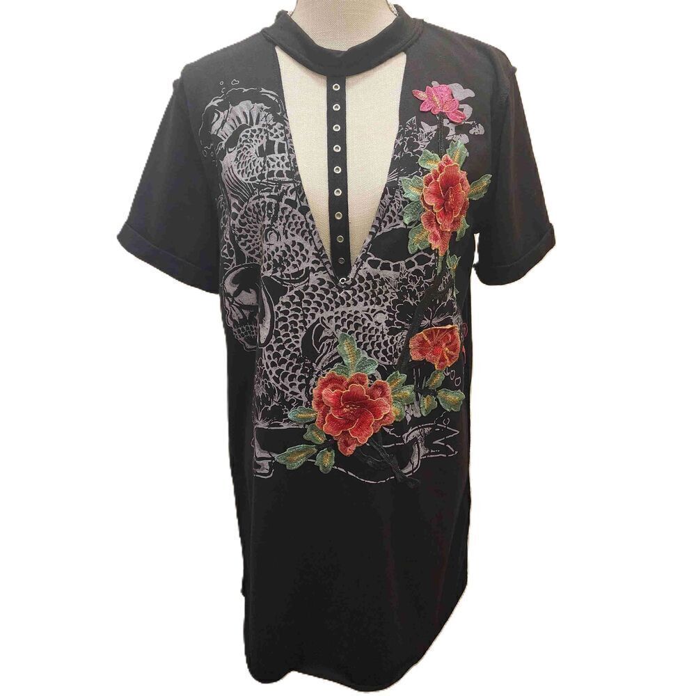 Emory Park Black Graphic V Neck Embroidered Short Sleeve Shirt Womens Medium